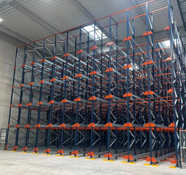 Rayonnage par accumulation drive-in, structure dense sur plusieurs niveaux