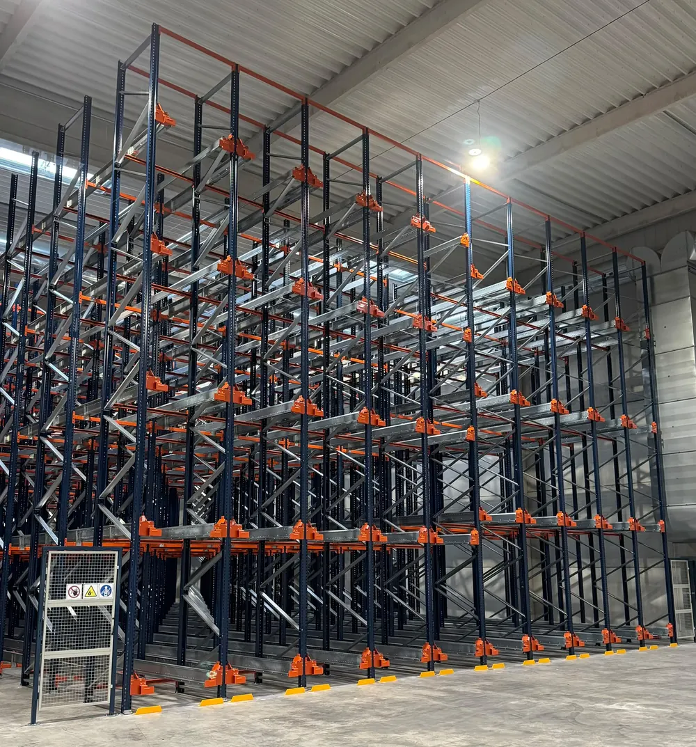 Rayonnage par accumulation, montants et rails vus en enfilade