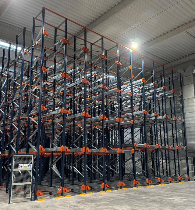 Rayonnage par accumulation, montants et rails vus en enfilade