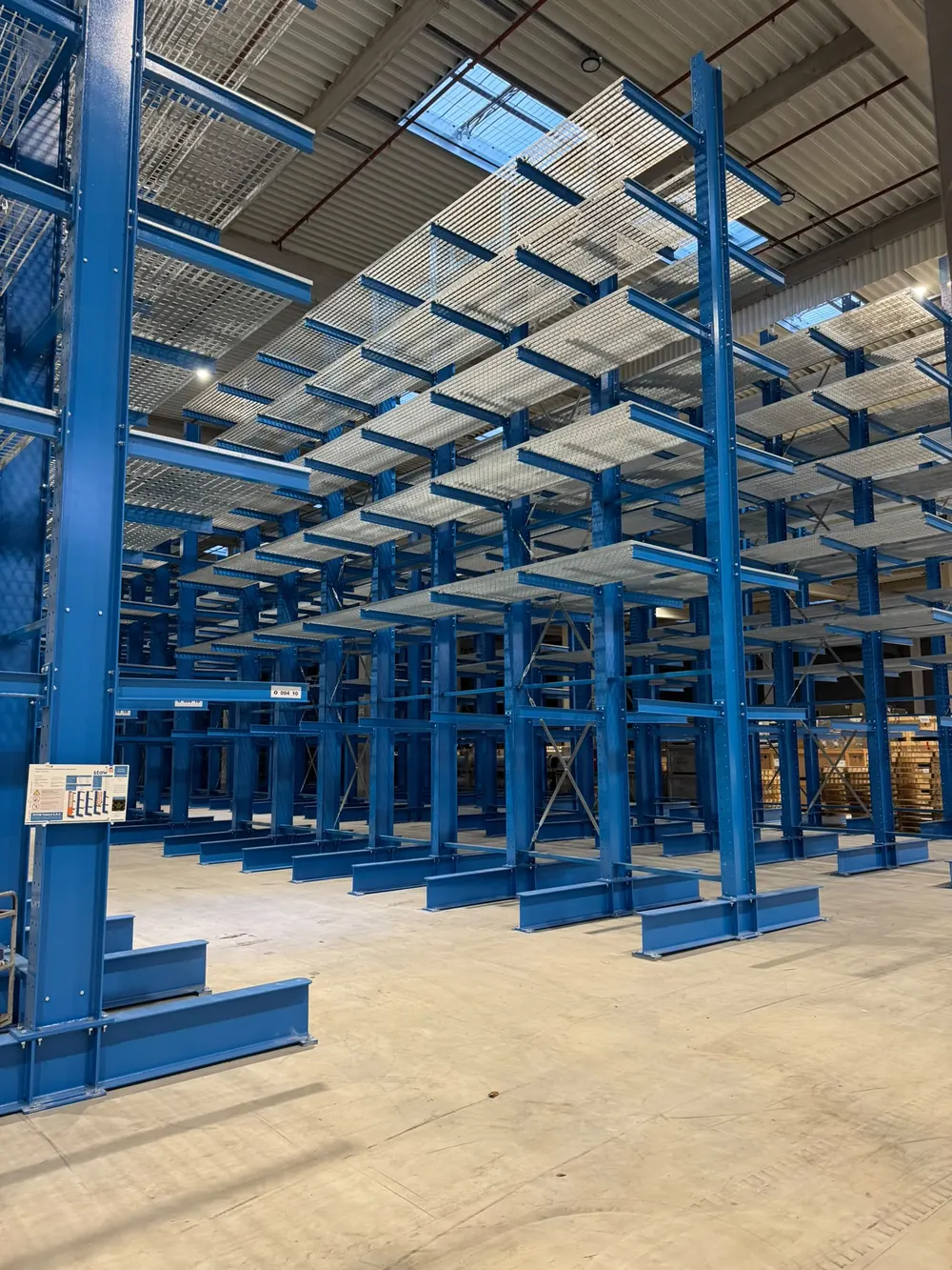 Cantilever double face avec caillebotis, base et six niveaux de bras