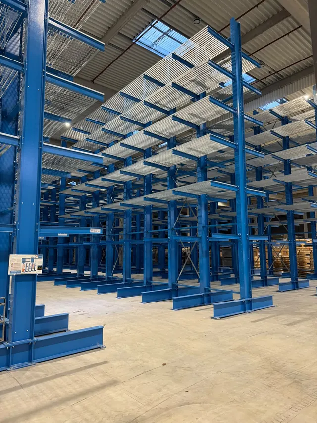 Cantilever double face avec caillebotis, base et six niveaux de bras