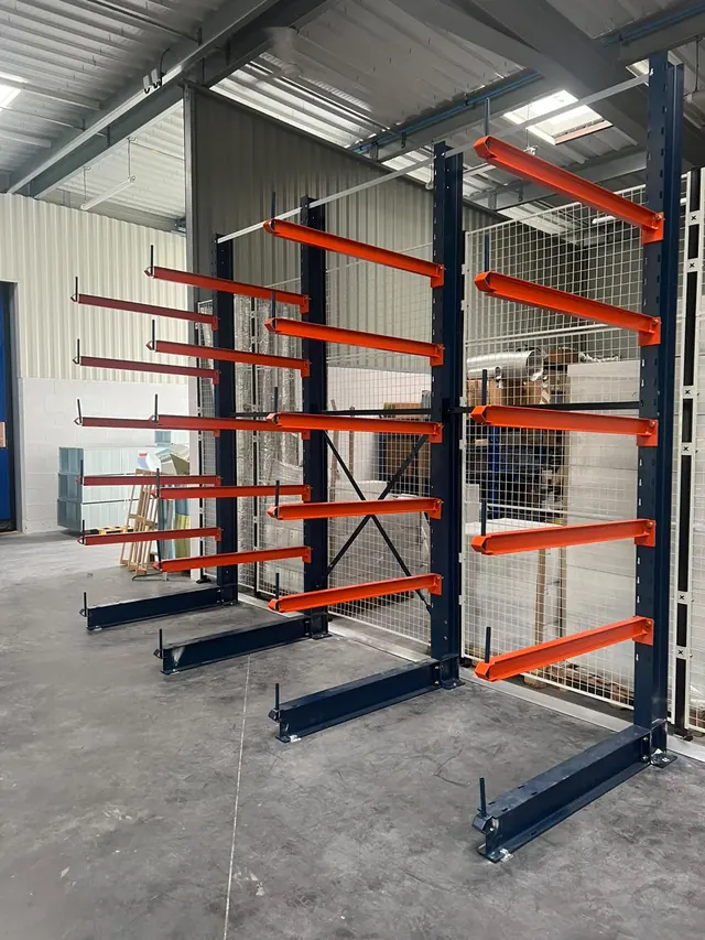 Cantilever intérieur pour charges longues, contreventement et grillage de fond