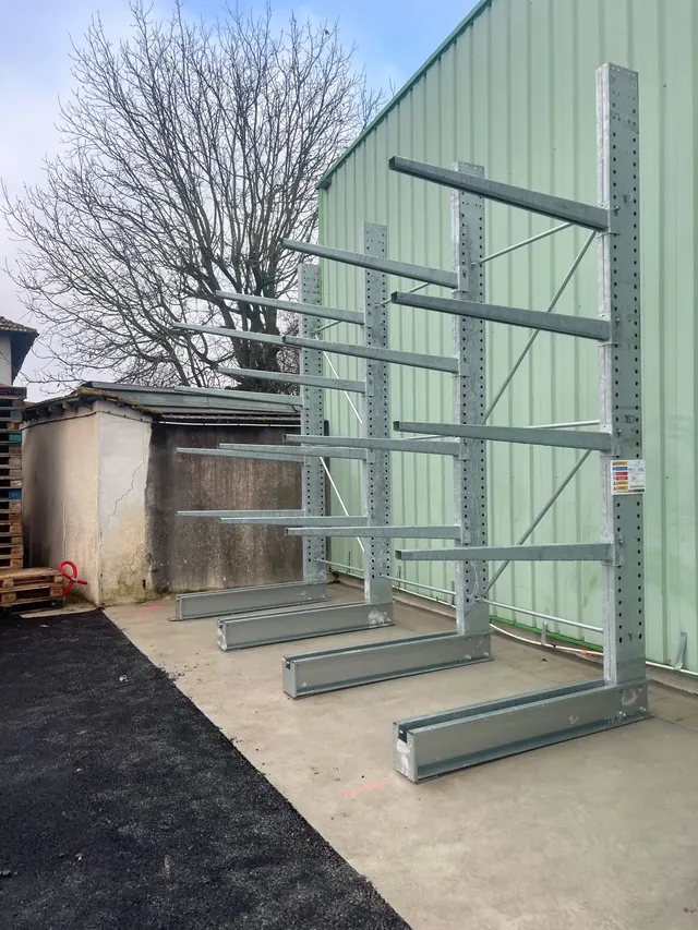 Colonnes de cantilever galvanisé montées en extérieur sur dalle béton
