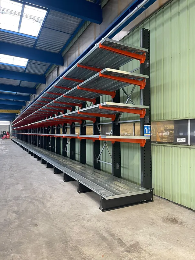 Cantilever à bras et platelage continu, monté le long d'un mur d'atelier