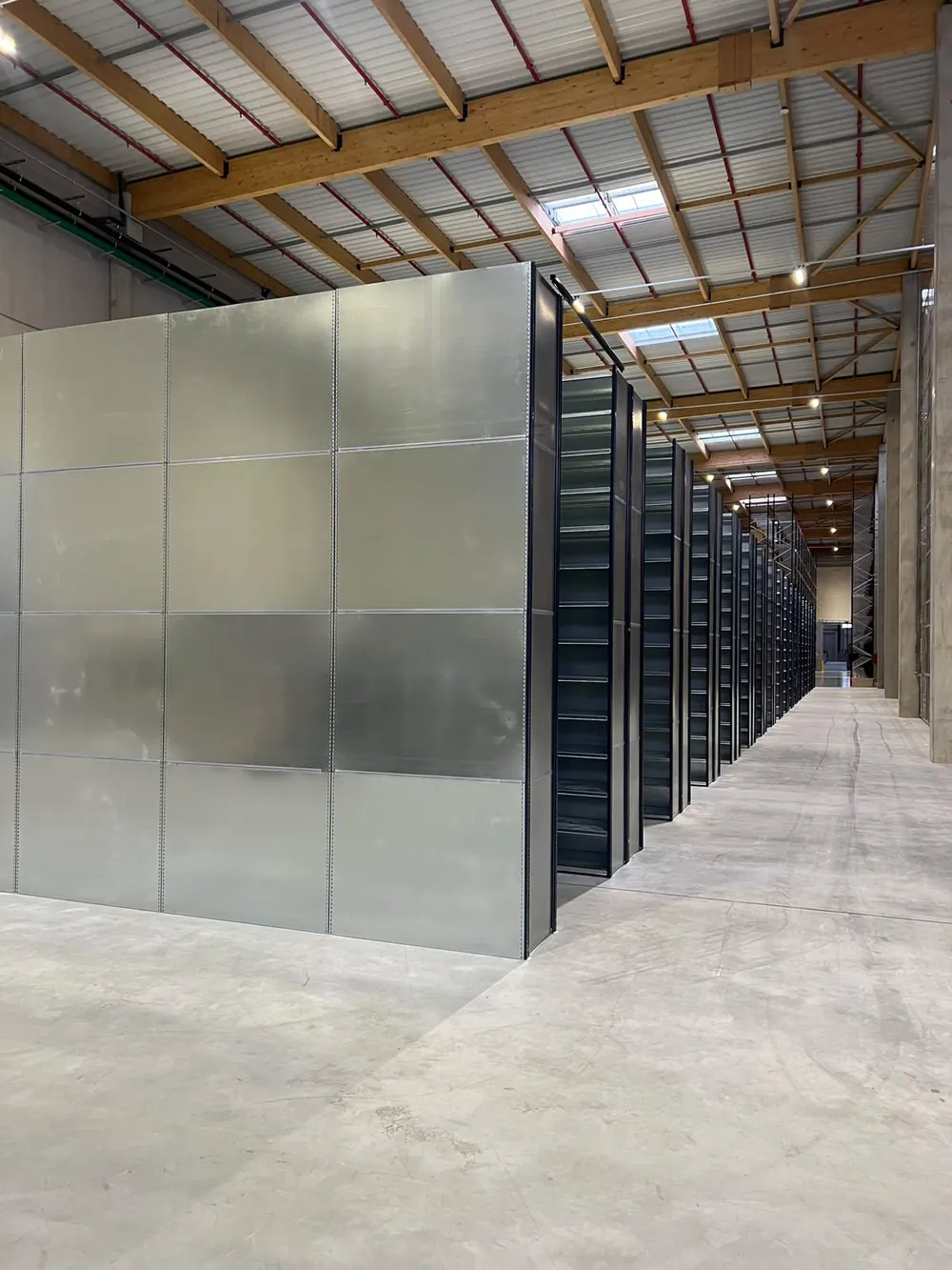 Cloison métallique pleine hauteur délimitant une zone de stockage