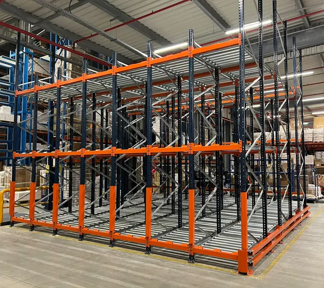 Rayonnage dynamique à rouleaux monté sur plusieurs niveaux