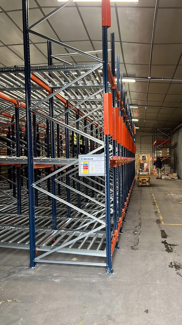Chemins de roulement d'un rayonnage dynamique, pentes et freins en place