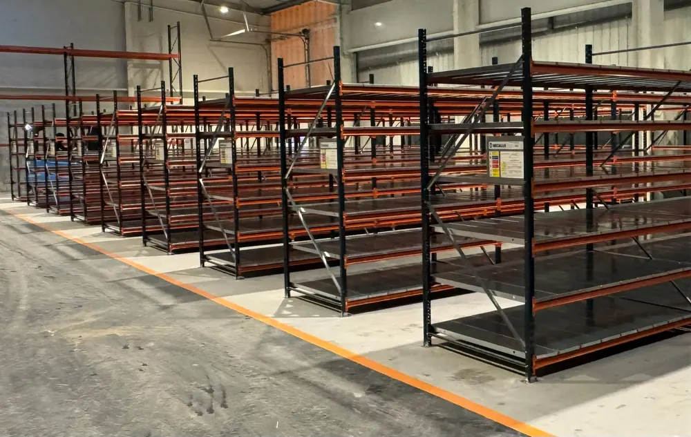 Rangées de rayonnage mi-lourd à tablettes en zone de stockage