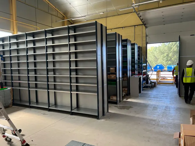 Rayonnage léger à tablettes pour archivage et pièces détachées