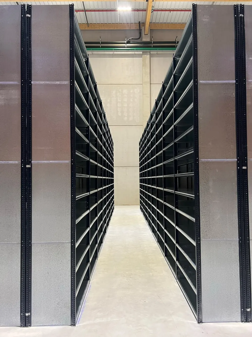 Rayonnage d'archivage anthracite, allée centrale de circulation
