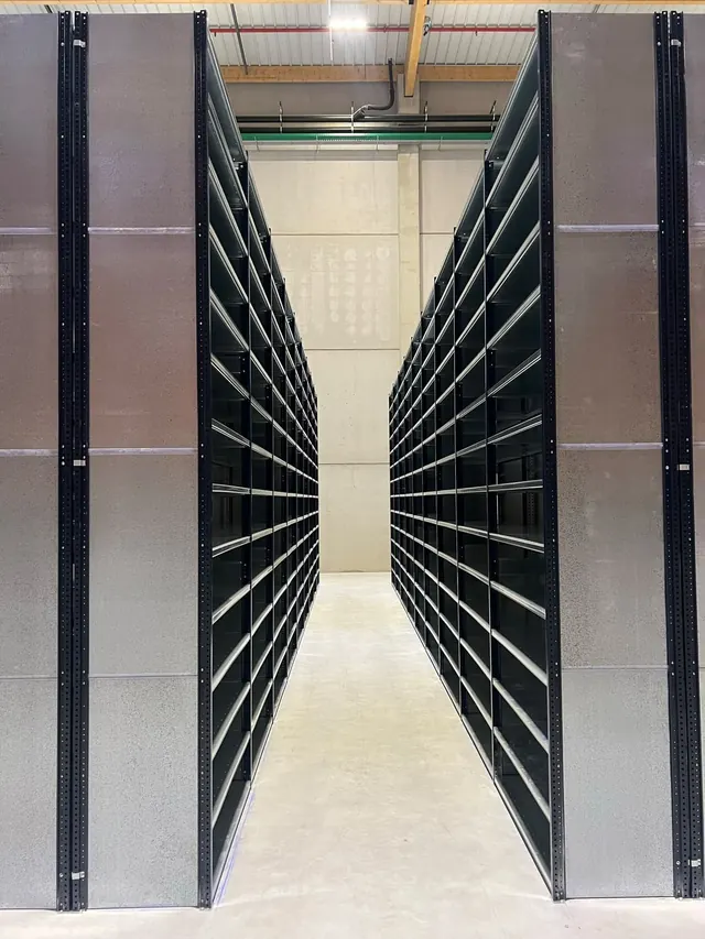 Rayonnage d'archivage anthracite, allée centrale de circulation