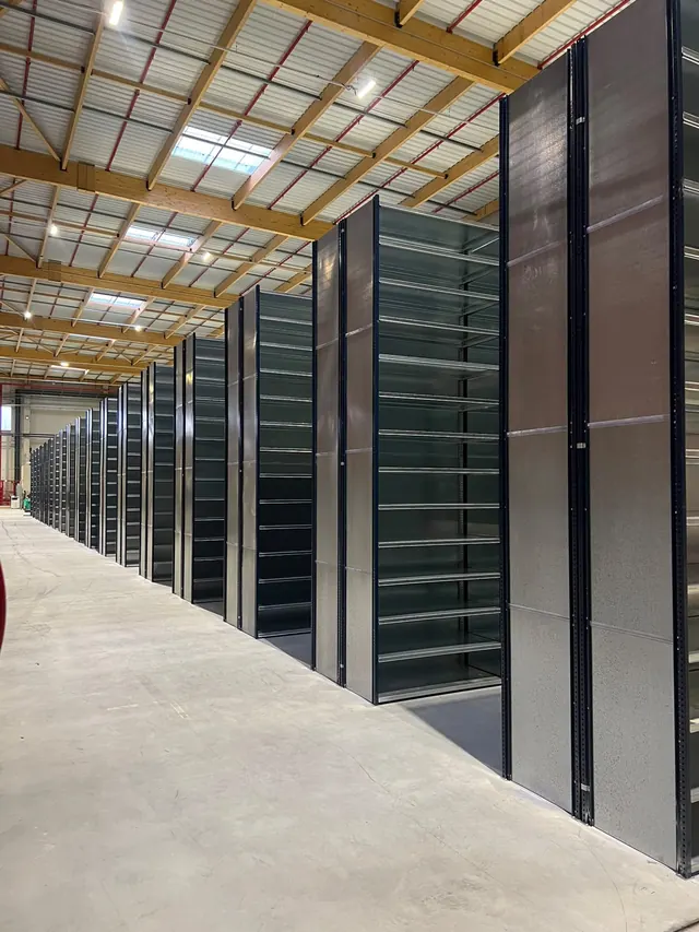 Rayonnage d'archivage à tablettes avec habillage de fond