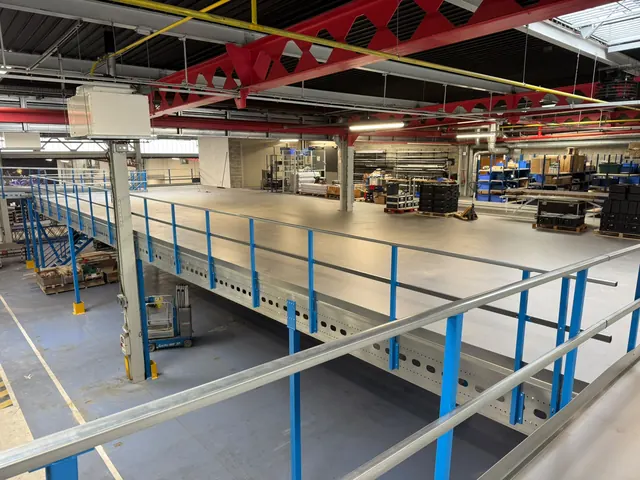 Plateforme industrielle grande portée montée en site occupé, sous pont roulant