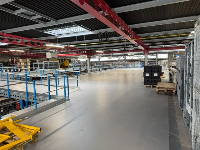 Plateforme de stockage intégrée dans un atelier en exploitation