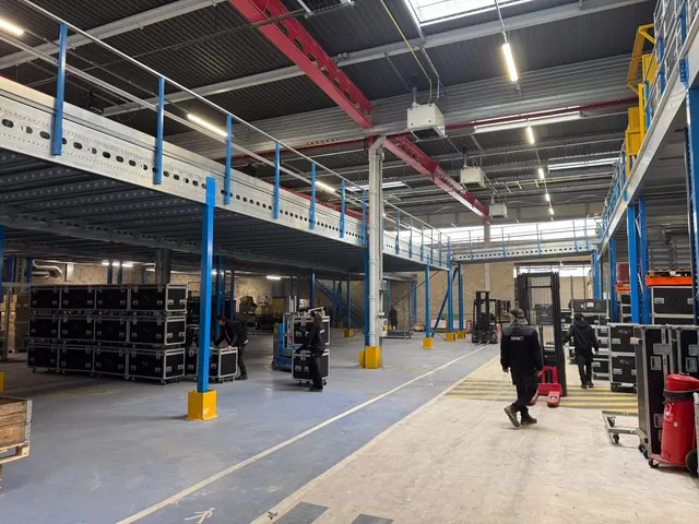 Plateforme industrielle avec production maintenue en dessous pendant le montage