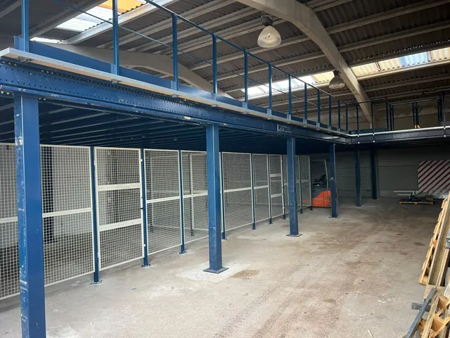 Mezzanine de stockage grande portée, poutraison et garde-corps périphérique