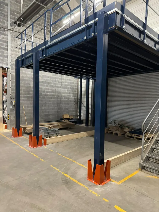Structure porteuse de plateforme, poteaux sur platines et sabots d'ancrage