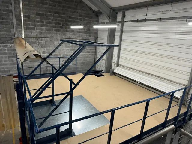 Escalier et platelage de mezzanine en cours d'achèvement