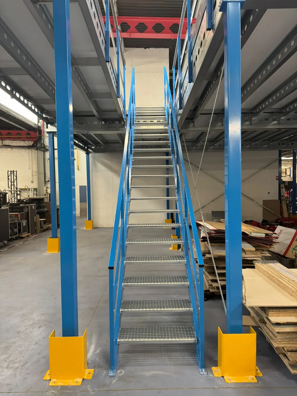 Escalier métallique d'accès à une plateforme industrielle