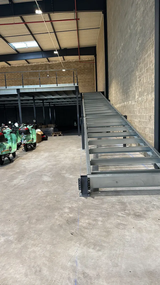 Escalier droit d'accès à une mezzanine de stockage
