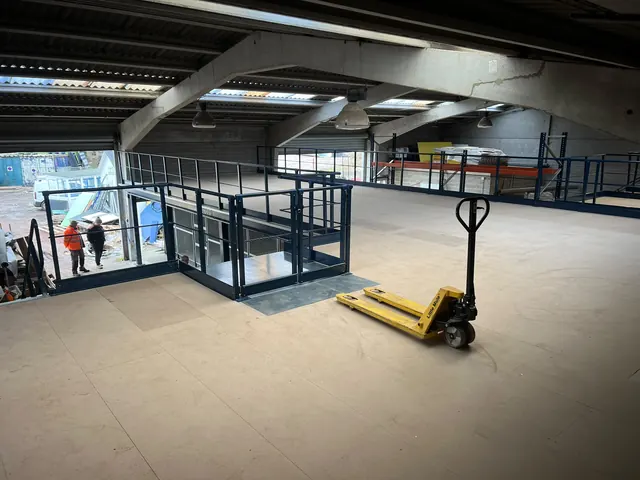 Mezzanine équipée d'un portillon de sécurité et d'un garde-corps périphérique