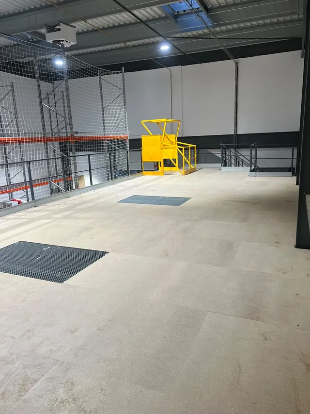 Platelage de mezzanine avec portillon pivotant jaune et trappe de manutention