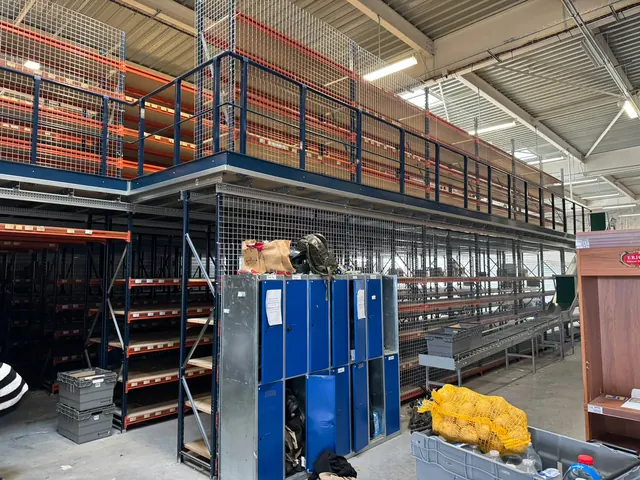 Mezzanine avec rayonnage intégré en sous-face et escalier d'accès