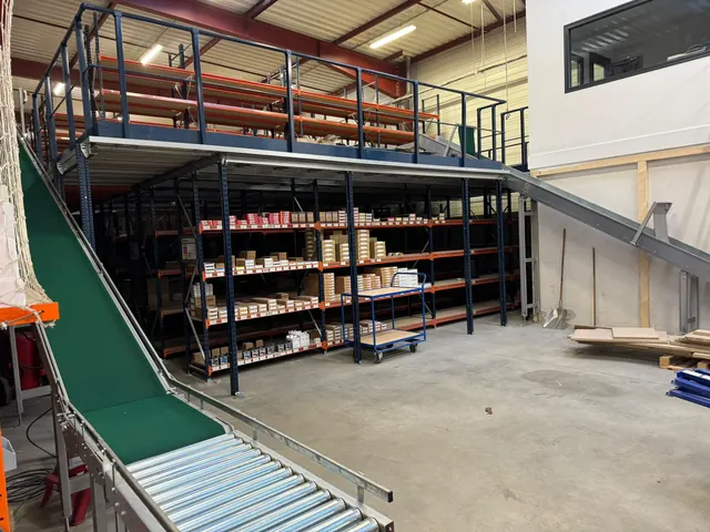 Mezzanine de stockage au-dessus d'une zone de convoyage