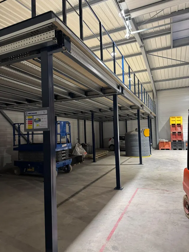 Mezzanine en cours de montage, nacelle en place sous la structure