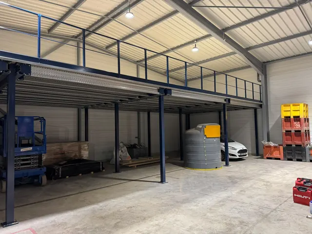 Plateforme de stockage grande portée dans un bâtiment industriel