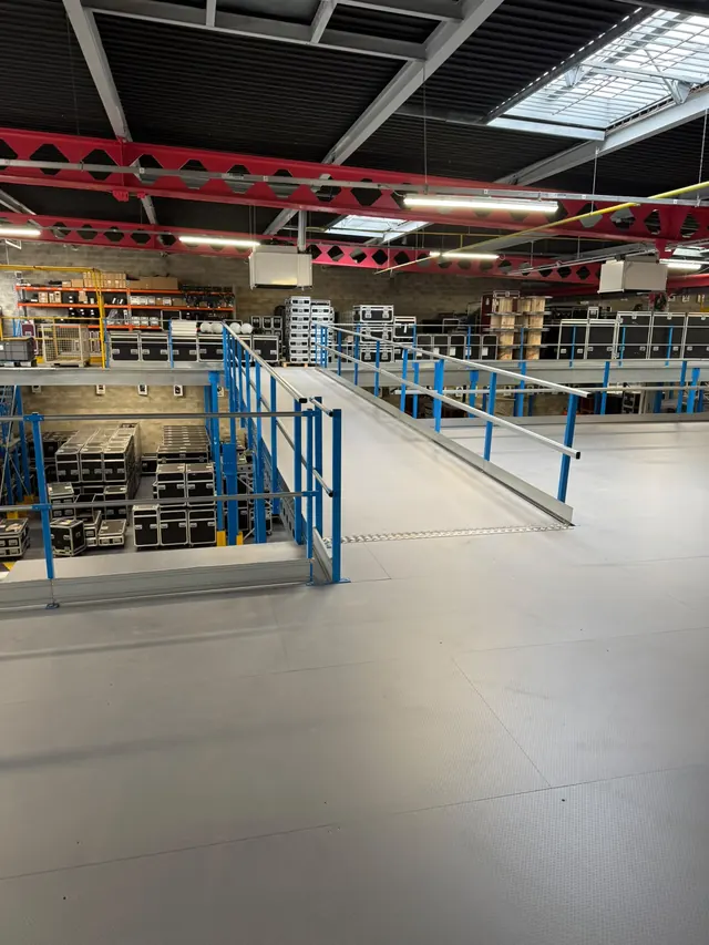 Plateforme industrielle avec garde-corps bleu en site en exploitation