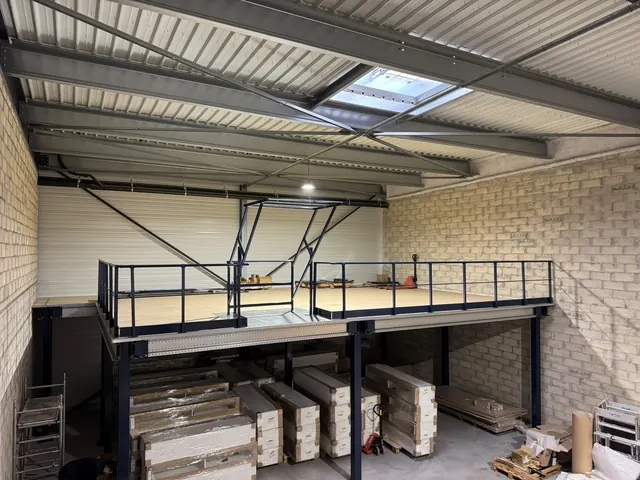 Mezzanine avec garde-corps périphérique et zone de stockage en sous-face