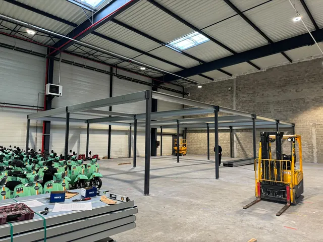 Structure de mezzanine montée dans un bâtiment neuf