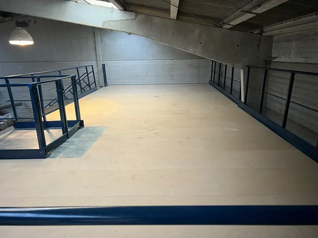 Platelage de mezzanine et garde-corps bleu en périphérie