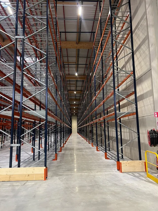 Rack à palettes grande hauteur vu en contre-plongée depuis l'allée