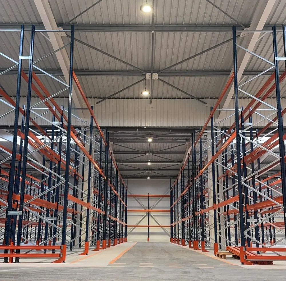 Plusieurs allées de rack à palettes montées en parallèle sous charpente