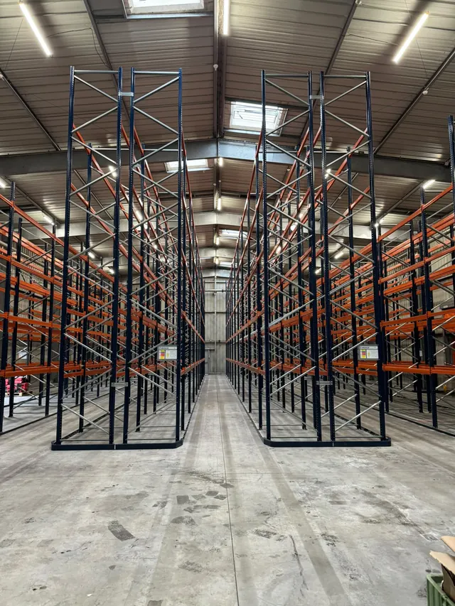 Rack à palettes grande hauteur, échelles alignées sur grande longueur