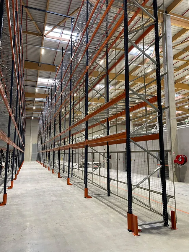 Rack à palettes en cours d'achèvement, lisses posées niveau par niveau