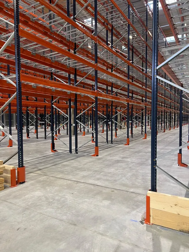 Rack à palettes avec sabots de protection orange en pied d'échelle