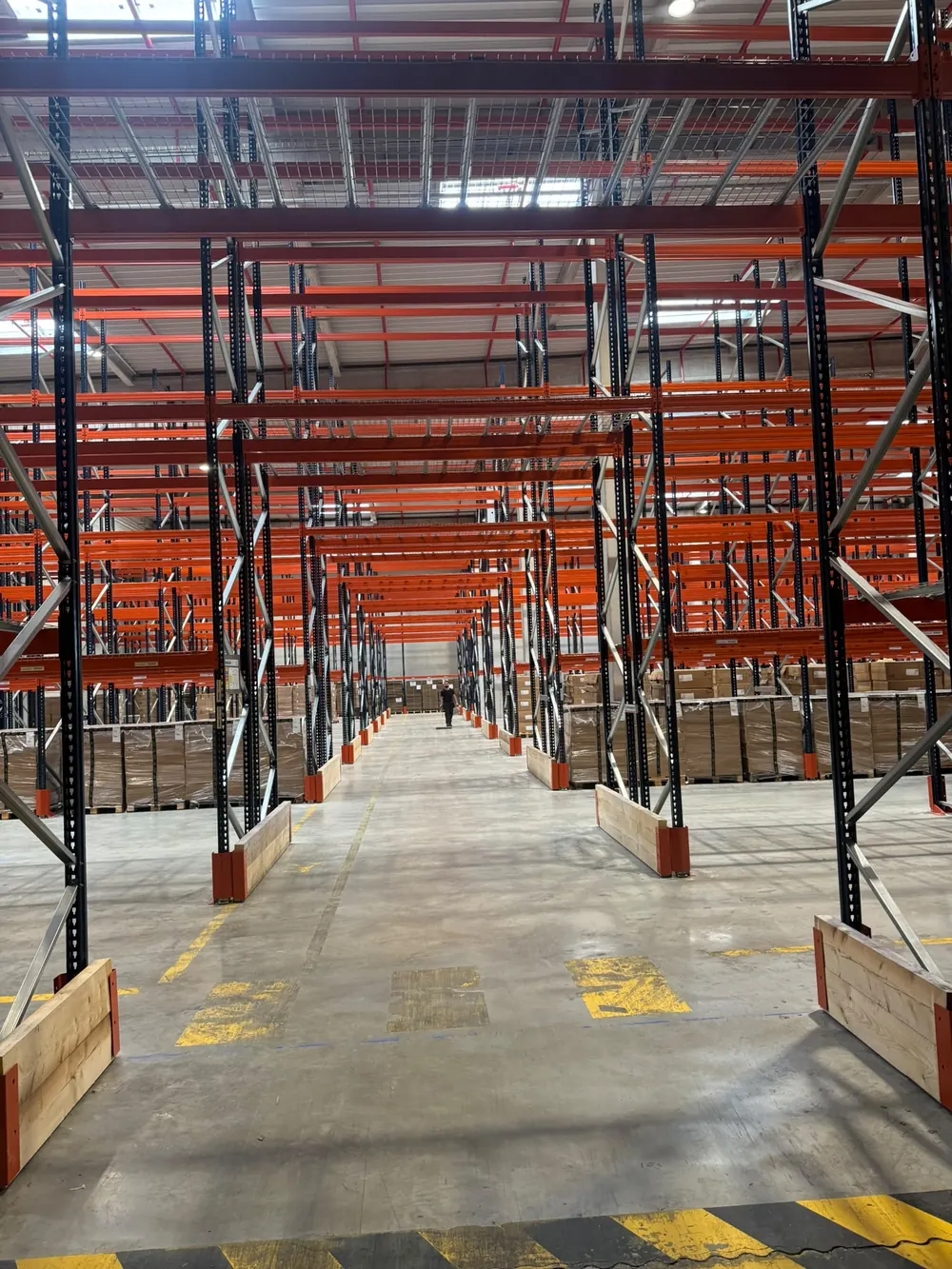Rack à palettes en exploitation, niveaux chargés sur plusieurs hauteurs