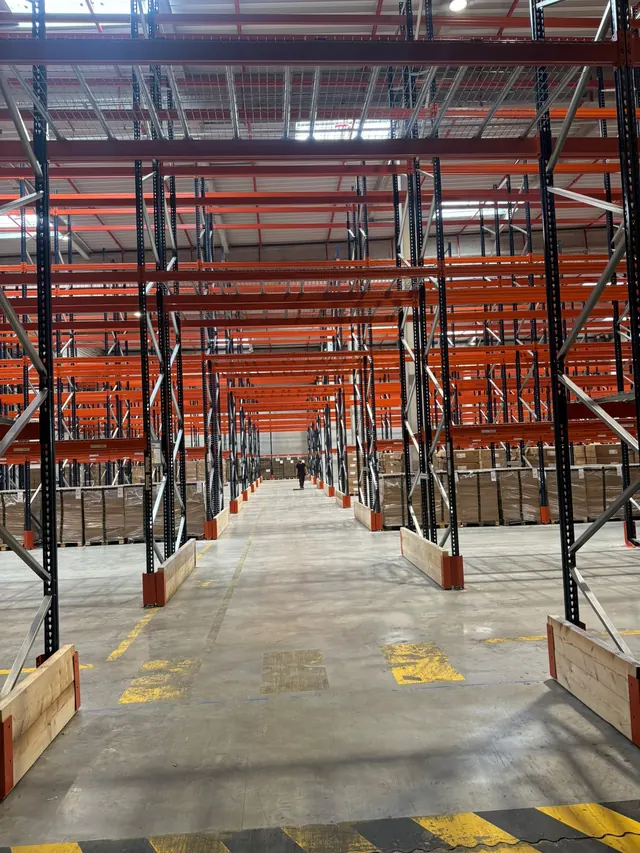 Rack à palettes en exploitation, niveaux chargés sur plusieurs hauteurs
