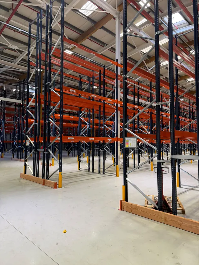 Rack à palettes dense monté dans un entrepôt de distribution