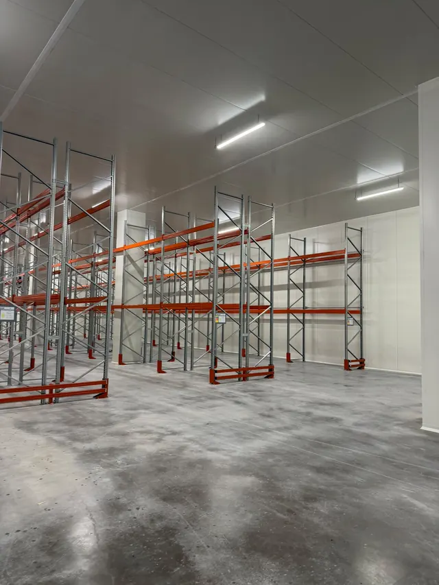 Rayonnage en chambre froide, structure galvanisée et lisses orange