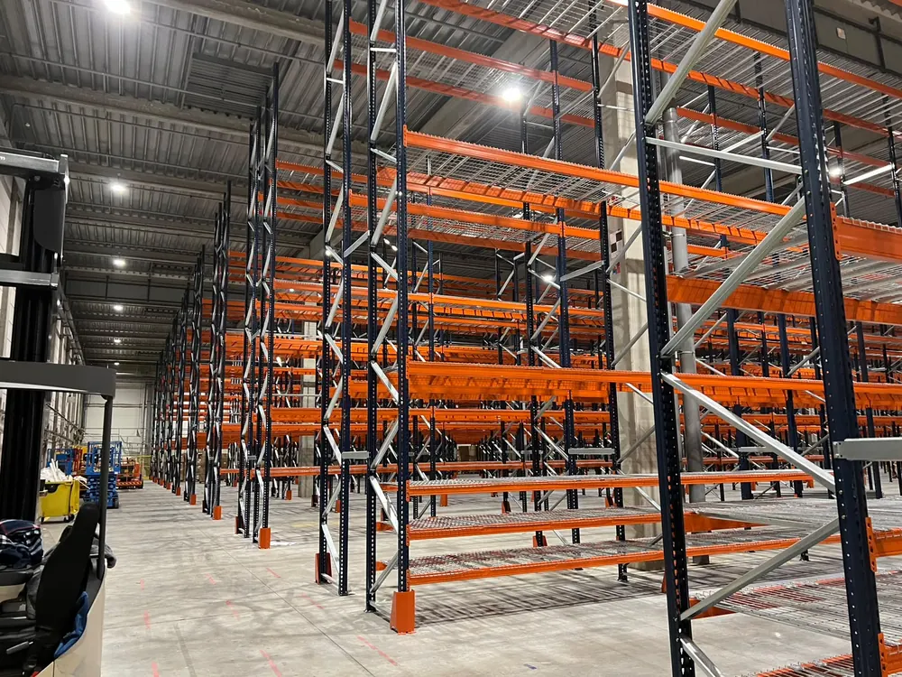 Rack à palettes en cours de montage, éléments approvisionnés en pied de travée
