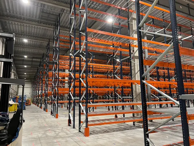 Rack à palettes en cours de montage, éléments approvisionnés en pied de travée