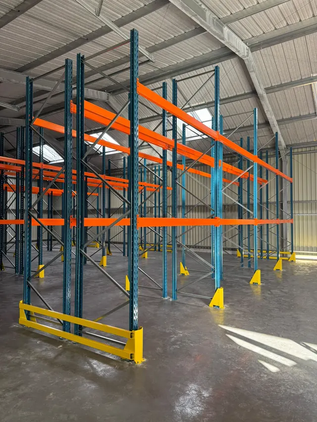 Rack à palettes bleu et orange en cours de montage