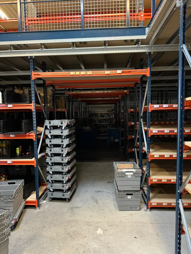 Rack à palettes en zone de préparation de commandes