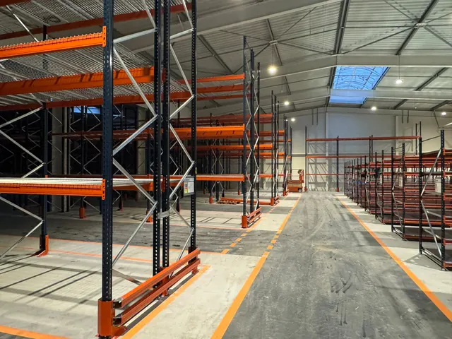 Rack à palettes avec platelage grillagé et allée de circulation balisée