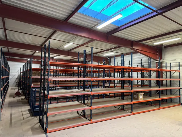 Rack à palettes de grande longueur, lisses orange sur plusieurs niveaux