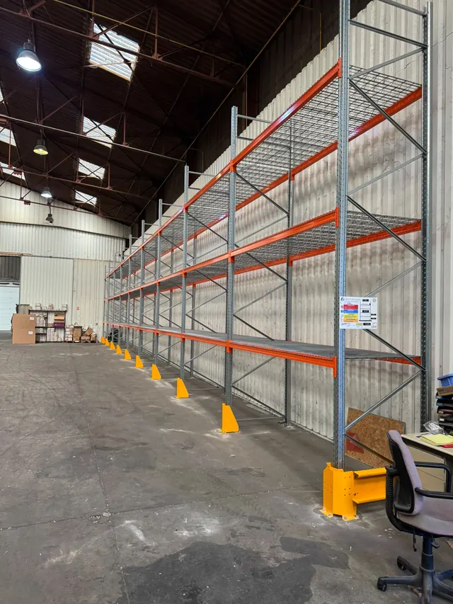 Rack à palettes avec platelage grillagé, protections de pied en place